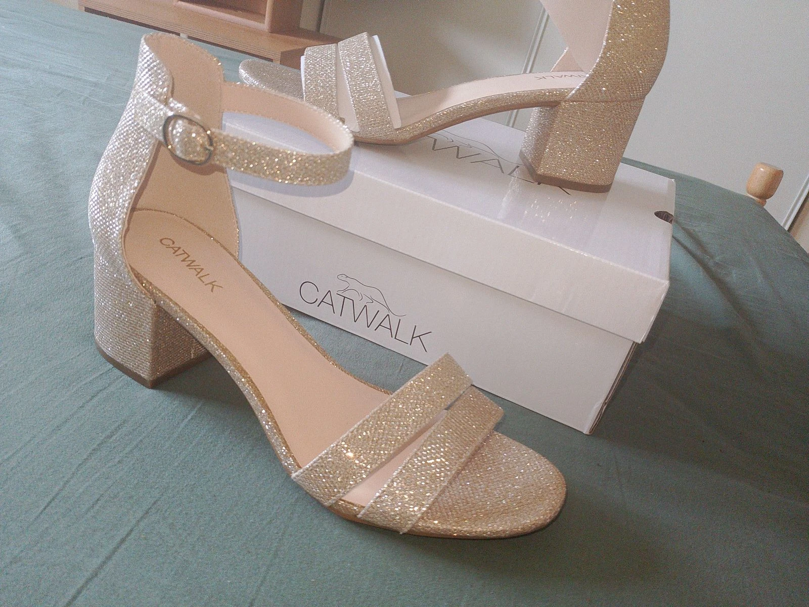 Sandálias douradas com glitter de salto quadrado Catwalk (Tamanho 41) - Novas – photo 6